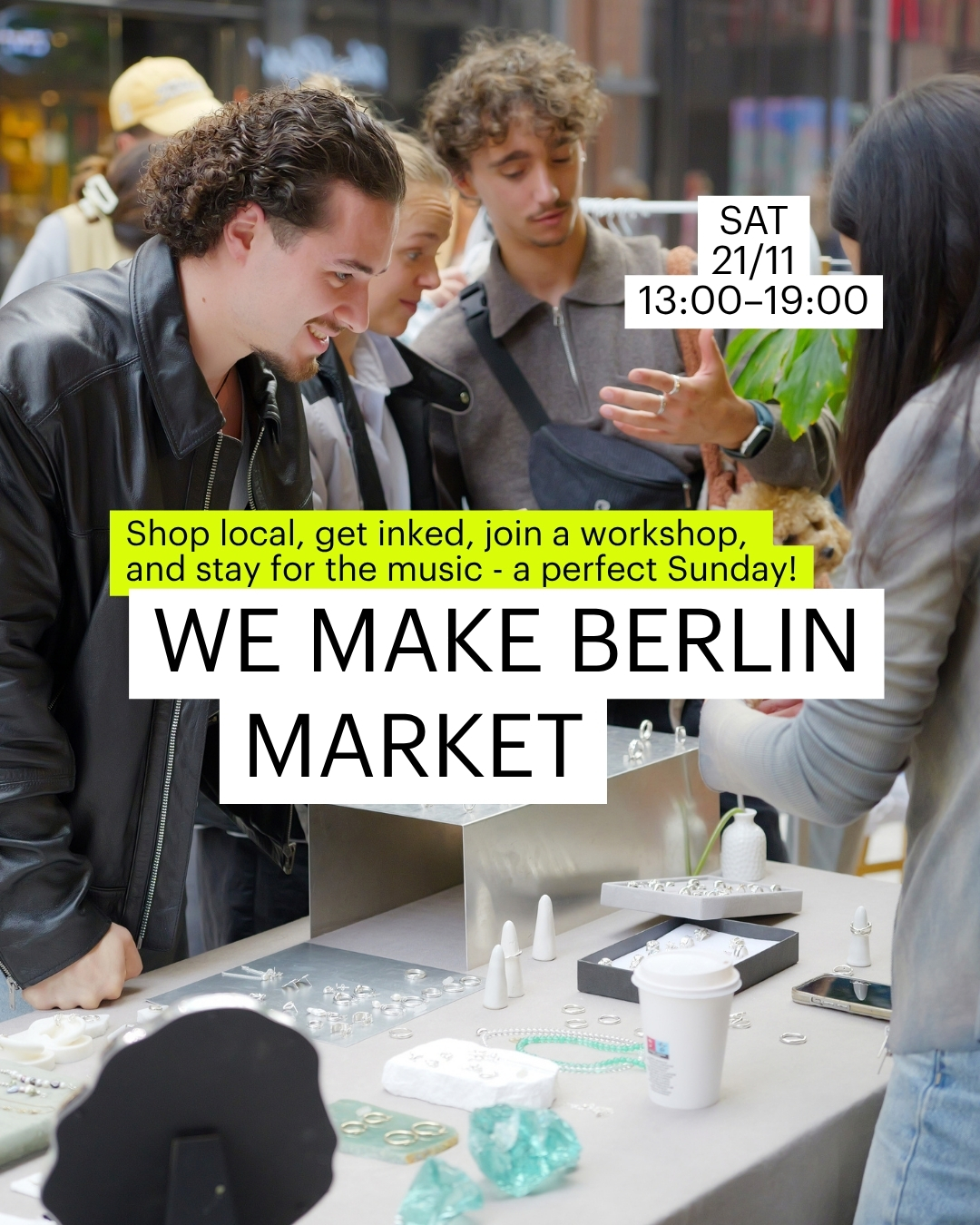 Personen am Schmuckstand mit Grafik zum Event