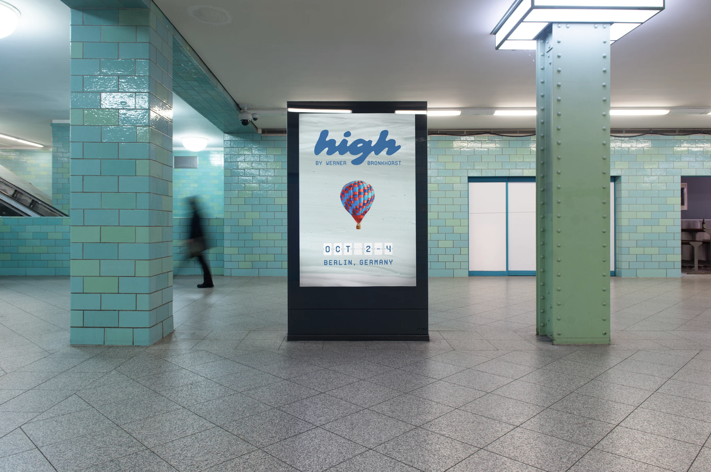 Plakat zur Ausstellung High mit Heißluftballon, in U-Bahnhof