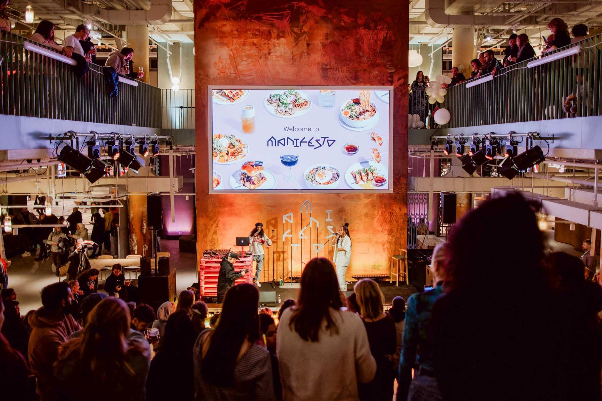 Event im Amphitheater des Manifesto Market