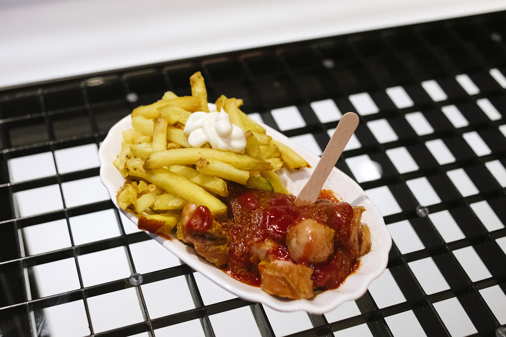 Bild eines Tellers mit Currywurst