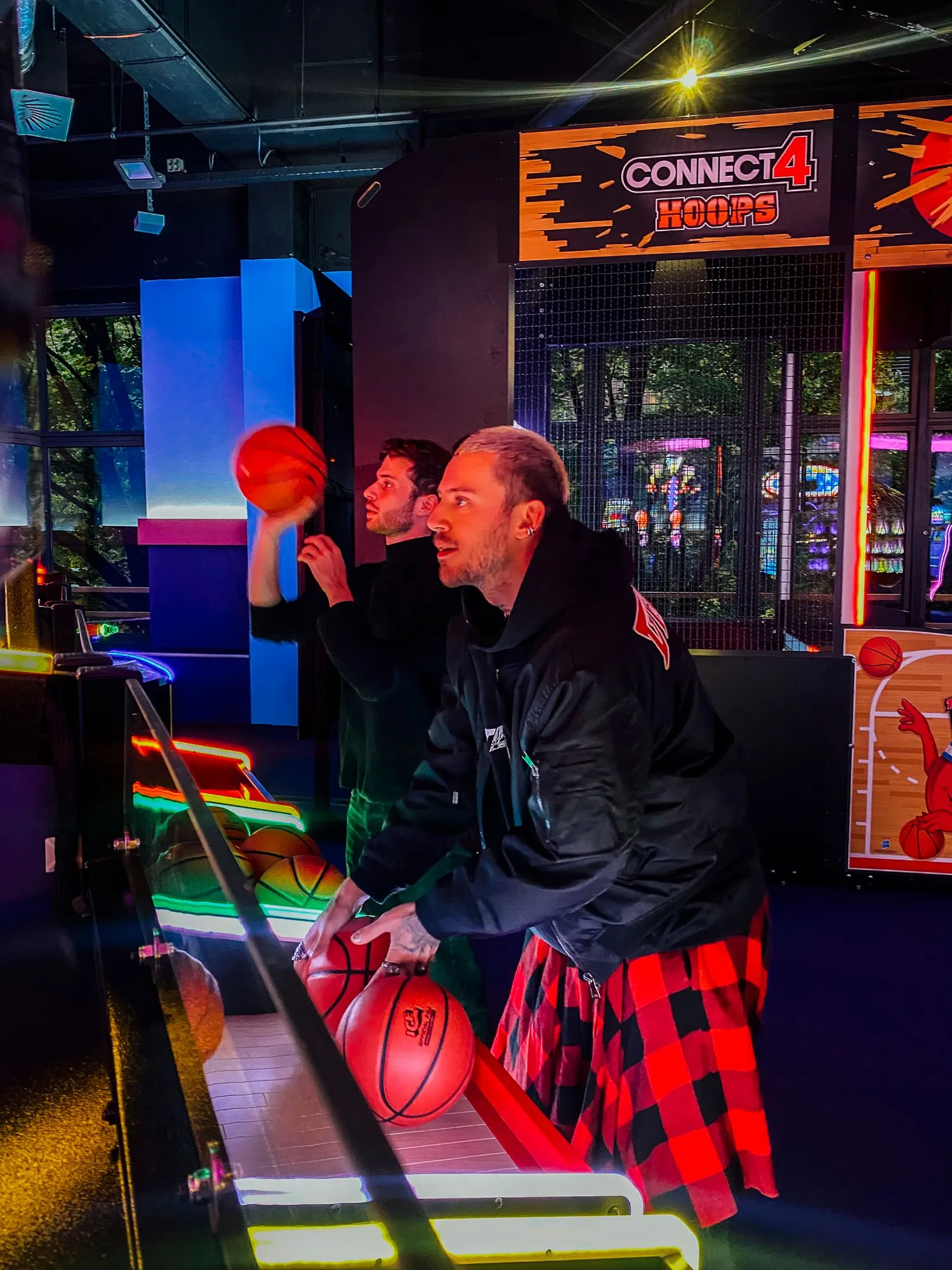 Bild von Menschen in einer Spielhalle
