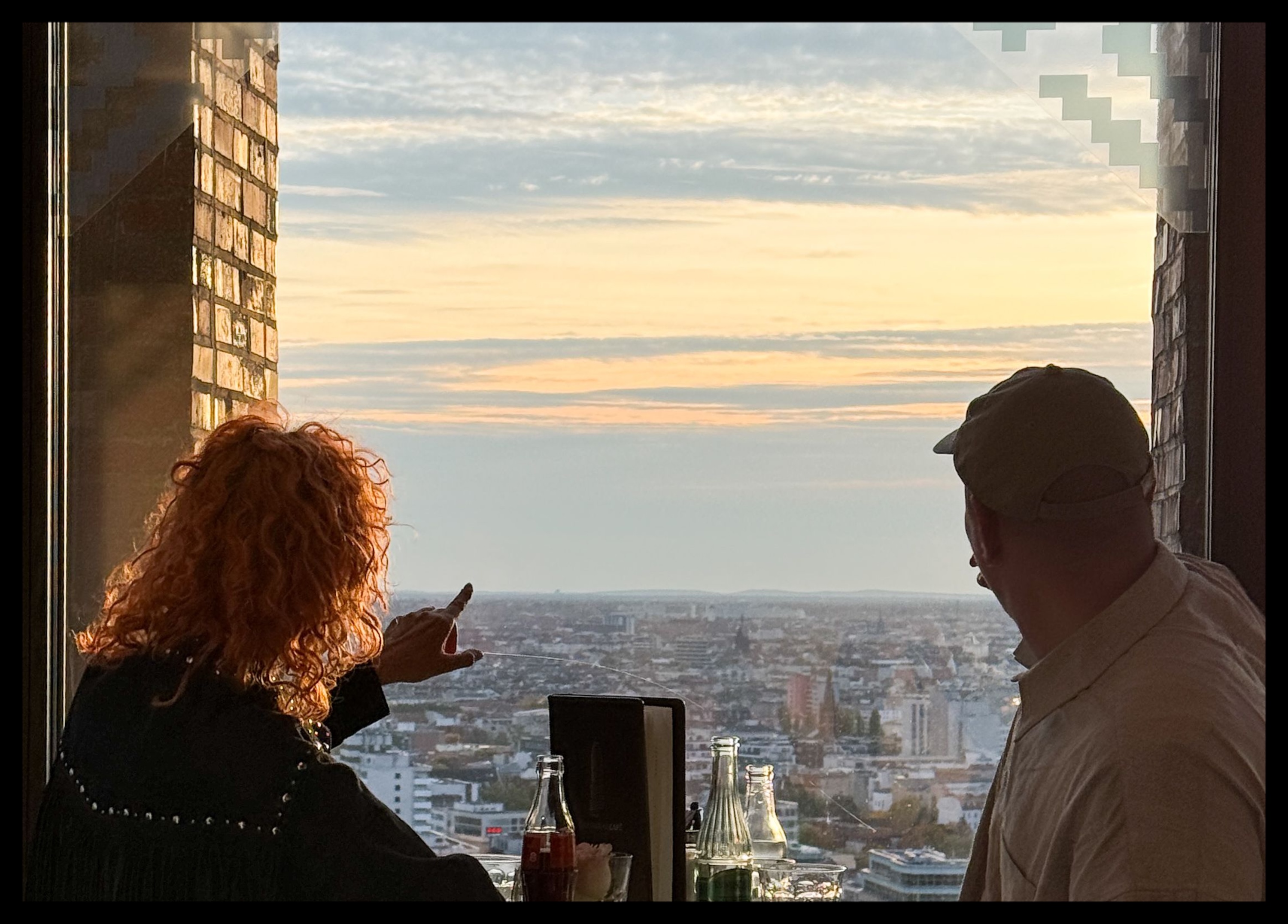 Zwei Menschen, die vom Panoramapunkt aus in die Ferne blicken