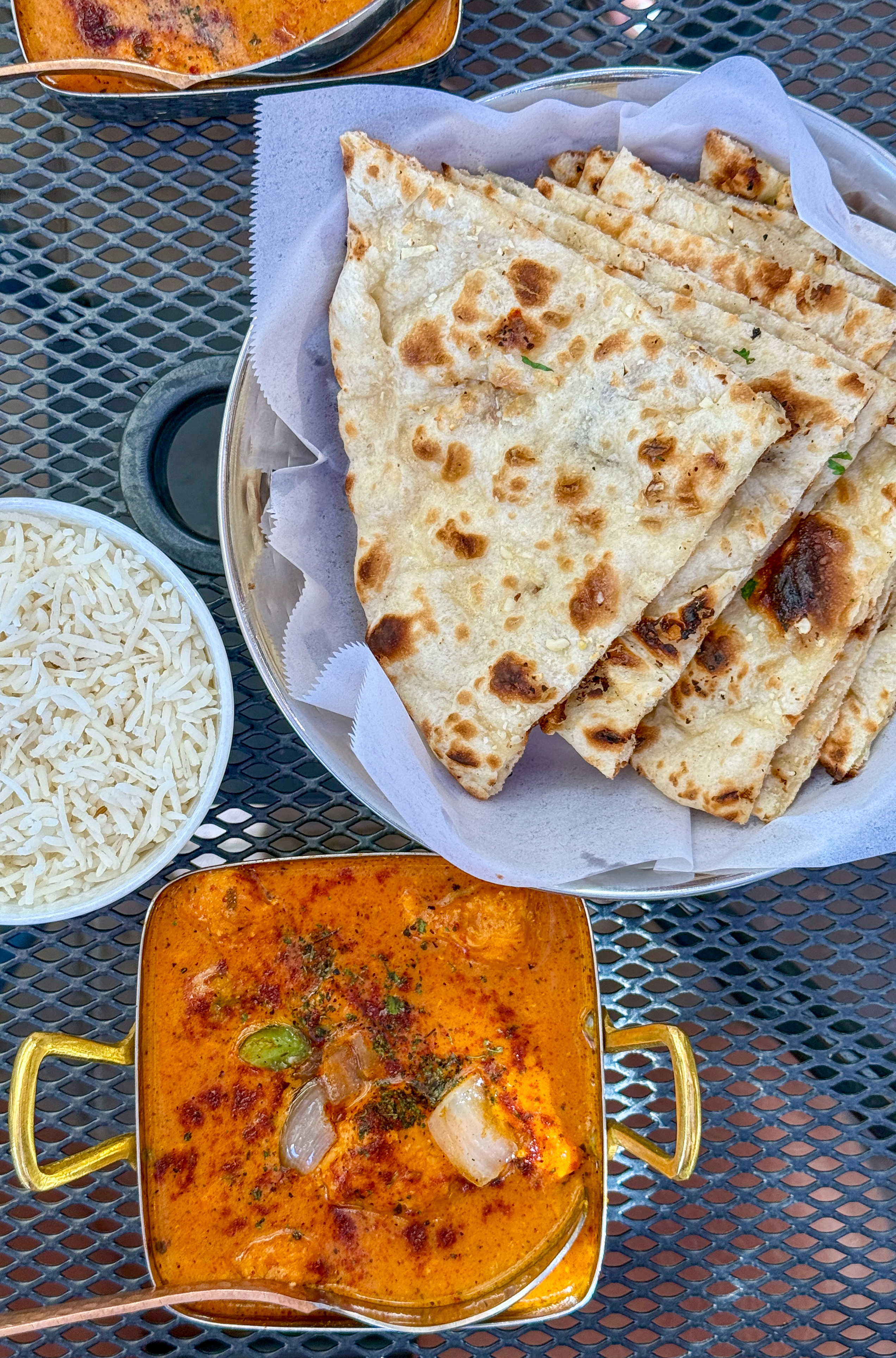 Indisches Curry mit Brot und Reis